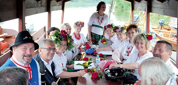 Ulewny deszcz sprawił, że flisacka kapela i chór koncertowały w łodzi.