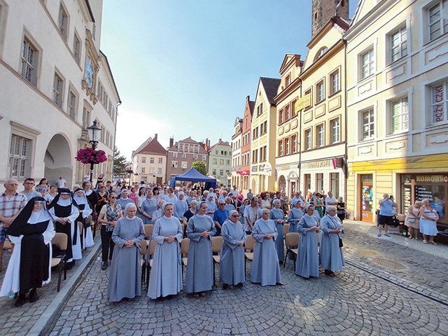 	Uroczystości odbyły się w centrum miasta.