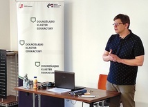 Spotkanie prowadził Tomasz Kwoka, nauczyciel akademicki i specjalista LCR.