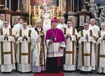 Pamiątkowe zdjęcie z moderatorami seminarium i obecnymi na liturgii biskupami.