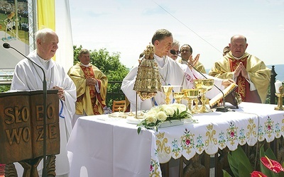 Bp Ignacy Dec i ks. Julian Rafałko w koncelebrze z bp. Adamem Bałabuchem.