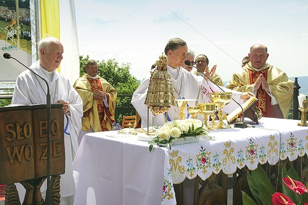 Bp Ignacy Dec i ks. Julian Rafałko w koncelebrze z bp. Adamem Bałabuchem.