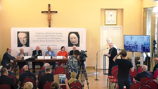 ▲	Wielogodzinna konferencja doprowadziła do jednego wniosku: Kościół po wyniesieniu na ołtarze sług Bożych powinien czerpać od nich otwartość na dialog z myślącymi inaczej.