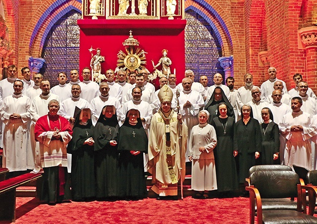 ▲	Abp Józef Kupny wraz z szafarzami nadzwyczajnymi po liturgii z błogosławieństwem.