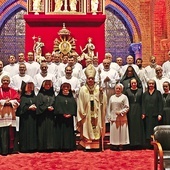 ▲	Abp Józef Kupny wraz z szafarzami nadzwyczajnymi po liturgii z błogosławieństwem.