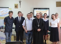 ▲	Przy ul. Kuźniczej spotkali się miłośnicy Pisma Świętego.