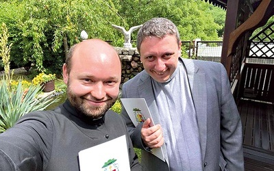 ▲	Diecezjalnego duszpasterza młodzieży, ks. Łukasza Malca (z prawej), będzie wspierał teraz ks. Damian Drop.