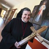 ◄	Siostra Michaela z krzyżem wykonanym z desek pochodzących z domu rodzinnego księdza Michała Sopoćki.