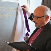 ▲	Biskup Adrian Korczago odsłonił tablicę pamiątkową.