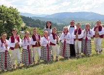 ▲	Pamiątką tego ważnego dnia będą zdjęcia pierwszokomunijne z beskidzką panoramą w tle.