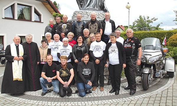 ◄	Motocykliści z ks. Kazimierzem Hanzlikiem i ks. Teodorem Suchoniem.