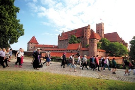 ▲	Pątnicy z Malborka wyruszyli z kościoła  pw. Świętego  Jana Chrzciciela.