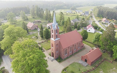 ▲	Kościelna wieża dominuje nad wsią i okolicą.