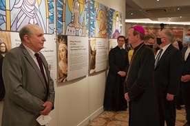 ▲	Wystawę, podczas uroczystego otwarcia po modernizacji, zwiedzili m.in. abp Tadeusz Wojda i Dariusz Drelich, wojewoda pomorski.