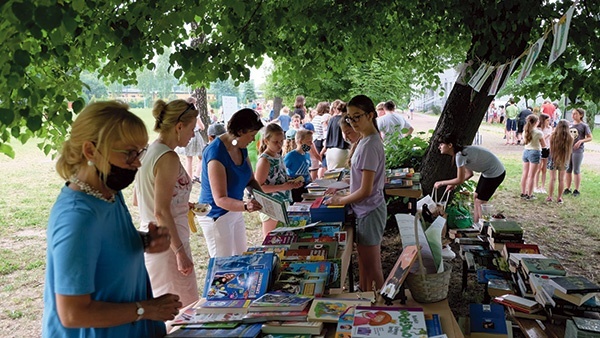 ▲	Kiermasz książek, z którego dochód zostanie przeznaczony  m.in. na przybory szkolne.