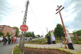 Krzyż ustawiono na osiedlu Południe, u zbiegu ulic Żytniej i Pastwiska.