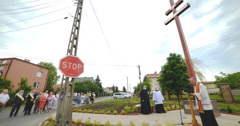 Krzyż ustawiono na osiedlu Południe, u zbiegu ulic Żytniej i Pastwiska.