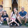 Państwo Pindlowie wraz z dziećmi aktualnie mieszkają w drewnianym domku. We wrześniu chcą się przeprowadzić  do nowo wybudowanego domu.