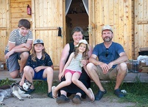 Państwo Pindlowie wraz z dziećmi aktualnie mieszkają w drewnianym domku. We wrześniu chcą się przeprowadzić  do nowo wybudowanego domu.