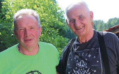 Krzysztof i Lech są zaangażowani w pomoc osobom nadużywającym alkoholu. 