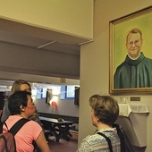Portret kapłana namalował Aron Knosala z Opola.