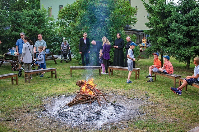 Przy ognisku spotkali się sąsiedzi, wychowankowie, przyjaciele i księża.