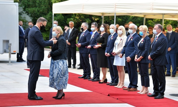 Prezydent wręczył odznaczenia osobom zasłużonym w walce z pandemią