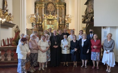 Pamiątkowe zdjęcie z przedstawicielami III Franciszkańskiego Zakonu Świeckich.