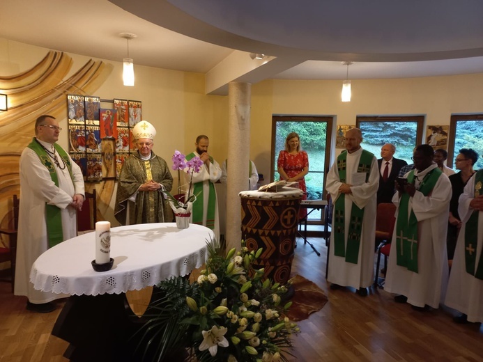 Eucharystia pod przewodnictwem abp Stanisława Budzika w domu Ojców Białych.