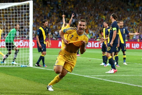 Andrij Szewczenko cieszy się z gola strzelonego Szwedom podczas Euro 2012