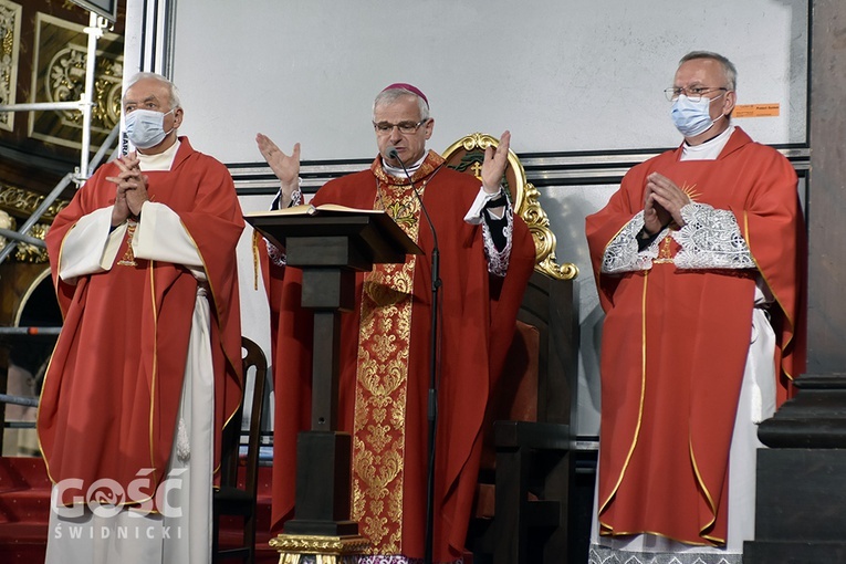 Bp Marek Mendyk w asyście byłego i aktualnego proboszcza parafii katedralnej.