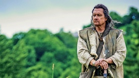 W roli Zachara, przywódcy wiejskiej społeczności, wystąpił znany amerykański aktor Robert Patrick.