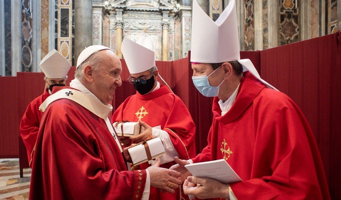 Papież Franciszek wręcza abp. Tadeuszowi Wojdzie paliusz metropolity.