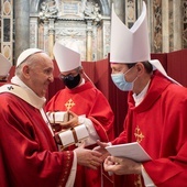 Papież Franciszek wręcza abp. Tadeuszowi Wojdzie paliusz metropolity.