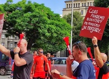 Katowice. Przed Śląskim Urzędem Wojewódzkim protestowali ratownicy medyczni