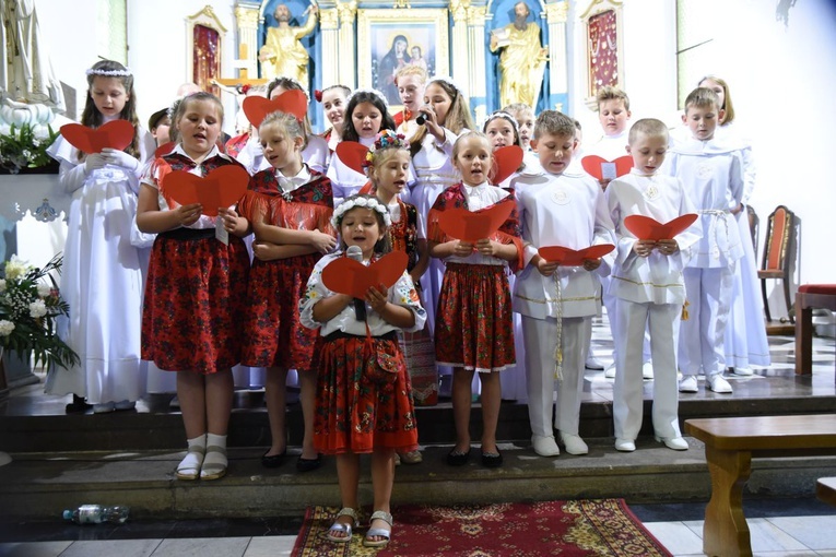 Dzieci i młodzież pomogli śpiewem i grą aktorską w poznaniu dziejów domosławickiego wizerunku.