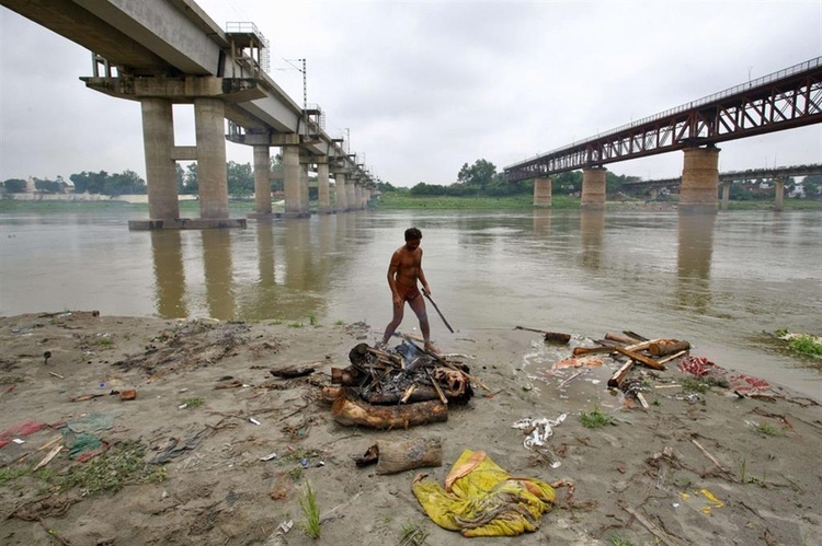 Służby miejskie wyjmują szczątki z rzek, by je skremować. Liczby ofiar w Indiach nie da się oszacować.