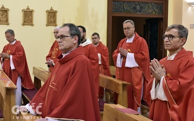 Księża biorący udział w rekolekcjach prowadzonych przez o. Mirosława Grakowicza.