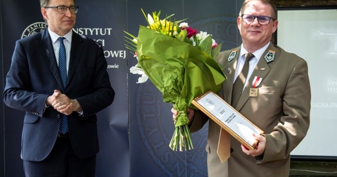 W imieniu RDLP w Radomiu nagrodę odebrał Marek Szary, zastępca dyrektora ds. ekonomicznych i rozwoju. Z lewej prezes IPN Jarosław Szarek.