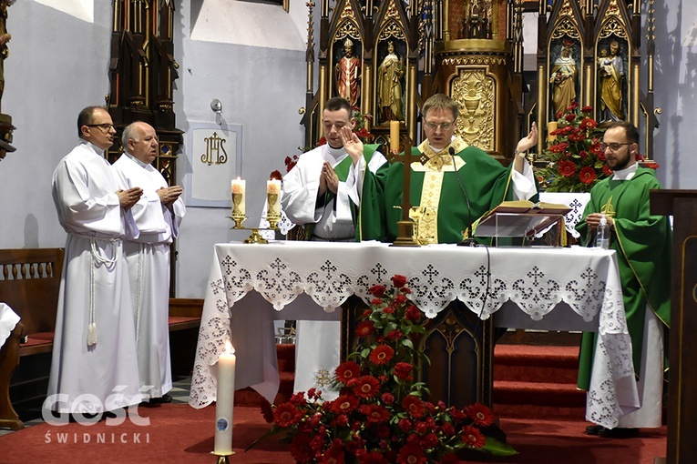 Msza św. i przekazanie świec na rekolekcje