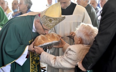 Podopieczni przygotowali oprawę liturgii, w tym również procesję z darami.