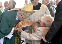 Podopieczni przygotowali oprawę liturgii, w tym również procesję z darami.