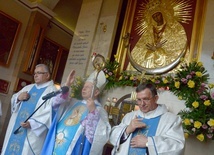 Błogosławieństwo bp. Tomasika w skarżyskiej Ostrej Bramie.