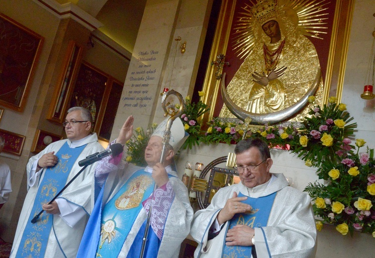 Błogosławieństwo bp. Tomasika w skarżyskiej Ostrej Bramie.