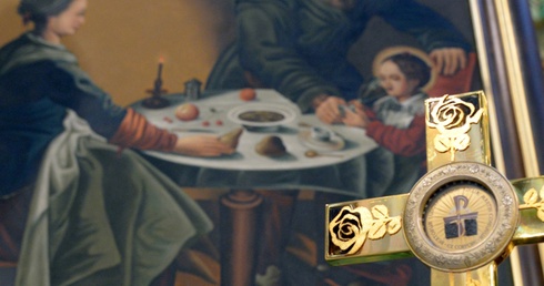 Peregrynacji towarzyszą kopie obrazu Matki Bożej Świętorodzinnej ze Studzianny oraz relikwie św. Joanny Beretty-Molli i świętych Zelii i Ludwika Martinów.