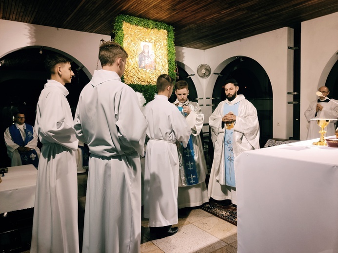 Tuchów. Czuwanie młodych