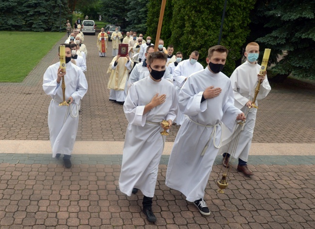 Wprowadzenie proboszcza do bazyliki w Radomiu