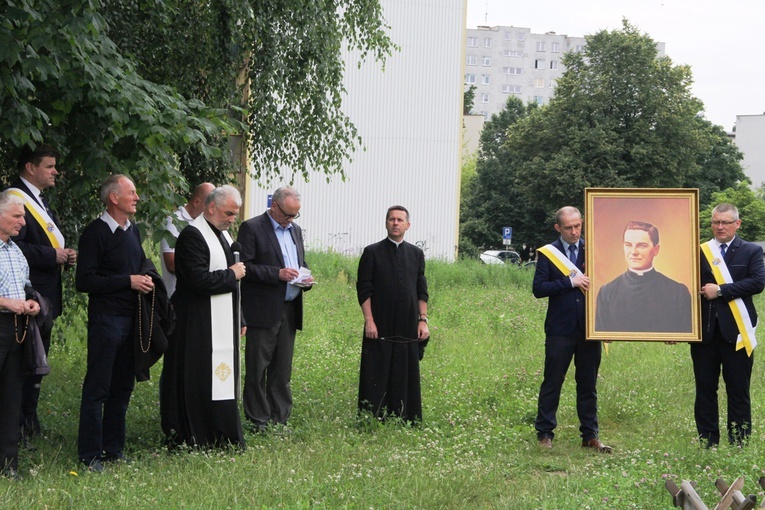  Ks. Wiesław Lenartowicz i ks. Marcin Andrzejewski (z prawej) podczas modlitwy pod krzyżem przy obecności obrazu bł. ks. Michaela J. Mcgivney’a. 