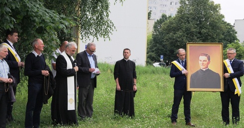  Ks. Wiesław Lenartowicz i ks. Marcin Andrzejewski (z prawej) podczas modlitwy pod krzyżem przy obecności obrazu bł. ks. Michaela J. Mcgivney’a. 