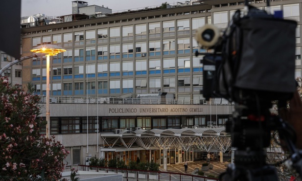 Papież dobrze zniósł zabieg chirurgiczny w ogólnym znieczuleniu